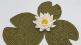 Lelie tafelloper met leliebladeren en bloemen