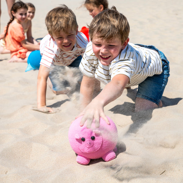 Kinderen spelen met gehaakte ballonballen